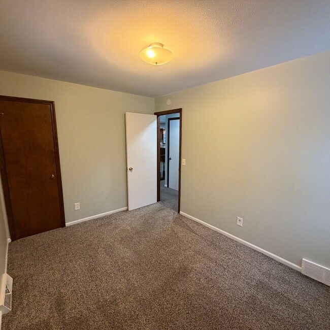 Building Photo - Rockford Schools! 3 Bedroom Duplex