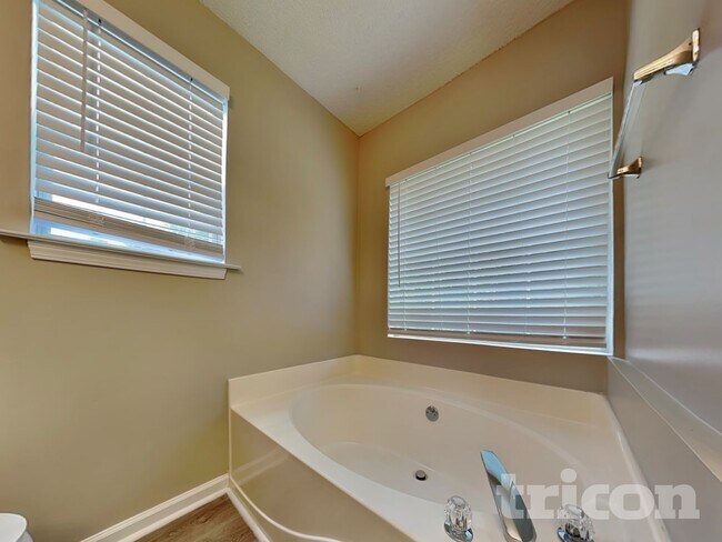 Building Photo - 4050 Monarch Dr