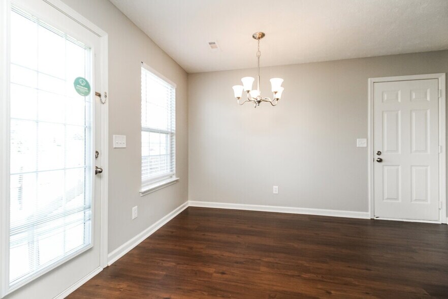 Building Photo - 1980 Old Castle Dr