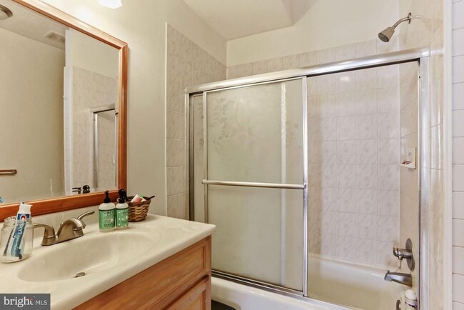 Building Photo - 1116 Monroe St NW