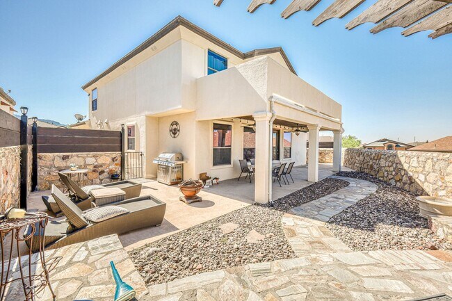Building Photo - Beautiful Westside home FURNISHED with 4 b...