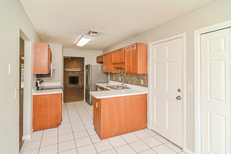 Building Photo - 4359 Hollygate Dr