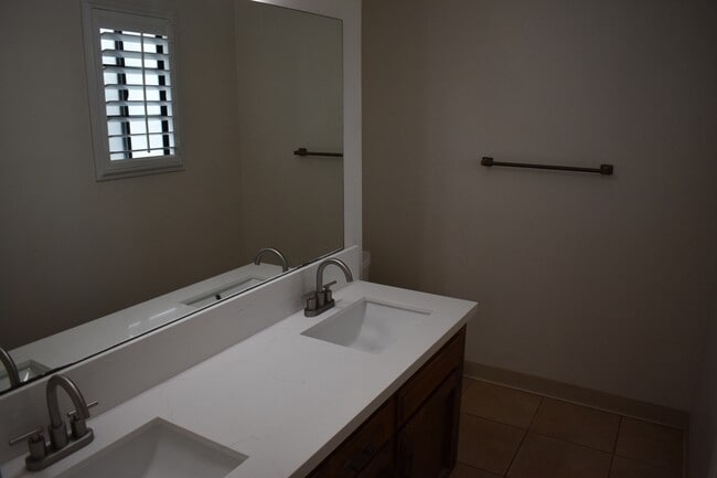 Building Photo - 4727 E Alamos Ave