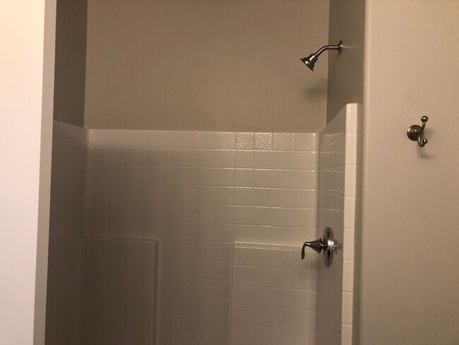 Building Photo - 4 Bedroom 2.5 Bathroom Townhome