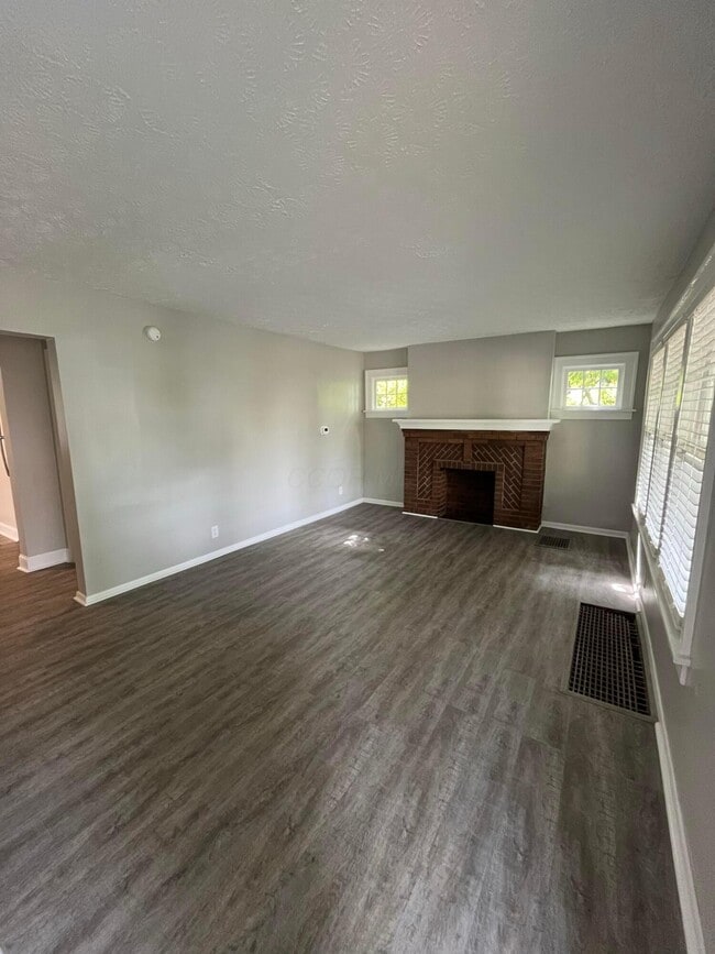 Building Photo - 11 E Kelso Rd