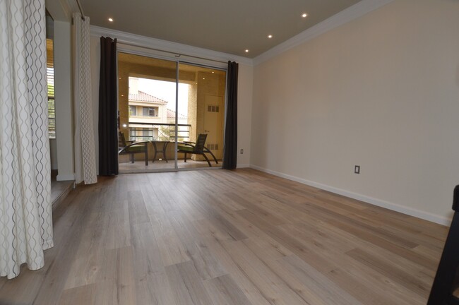 Building Photo - Meridian Luxury Top Floor Unfurnished Stud...