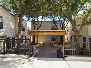 Building Photo - 711 W 32nd St