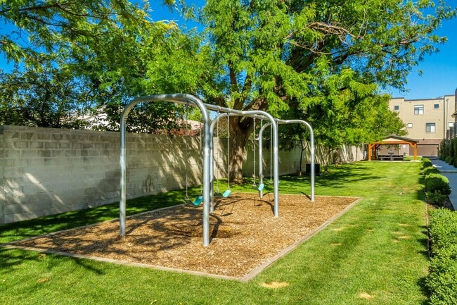 Building Photo - Stunning 3-Bedroom, 3.5-Bath Home with Modern Comforts