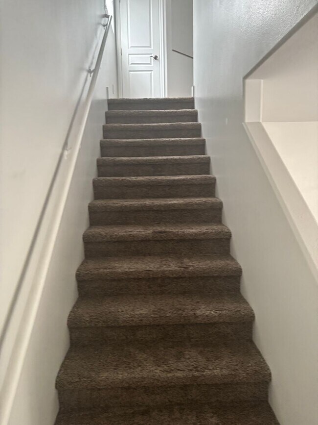 Building Photo - Great Location! Lots of Amenities