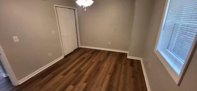 Building Photo - 2 Bed Single Level Apartment