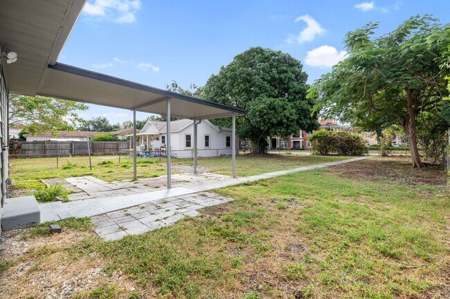 Building Photo - $25 Drive by & Apply for Beds 2 Bath House...