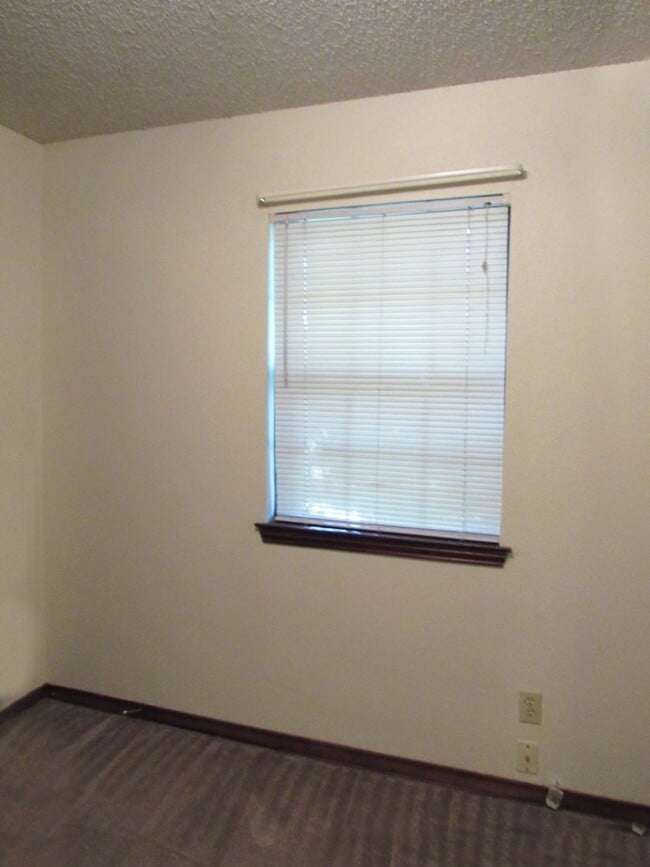 Building Photo - 207 E Hogan Dr