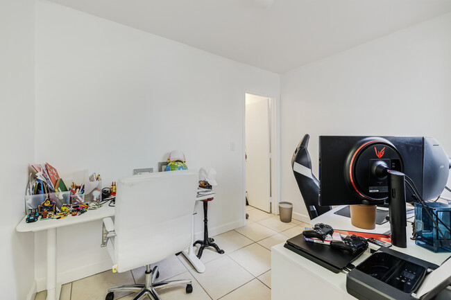 Building Photo - 1394 Harbor View W