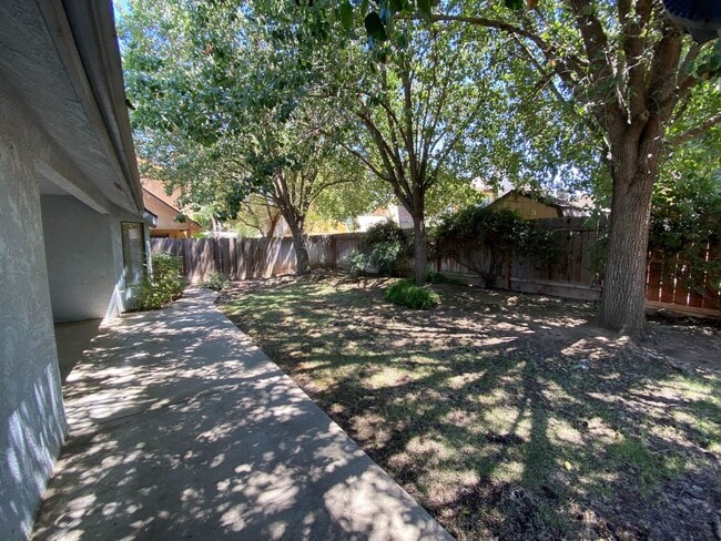 Building Photo - North West Fresno Home, 3BR/2BA, 1878sf, B...