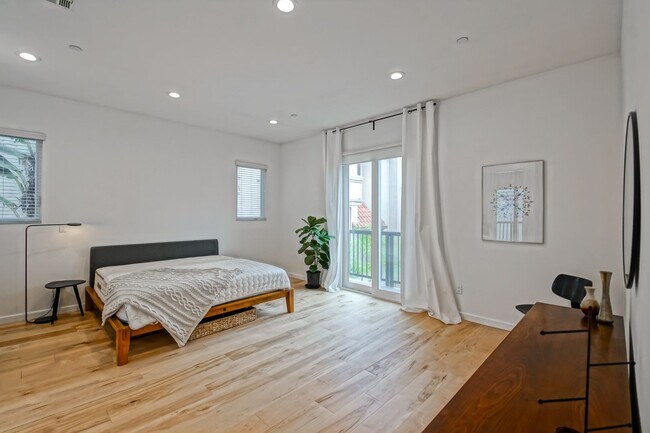 Building Photo - Custom, Modern & Spacious Tri-Level Home w...
