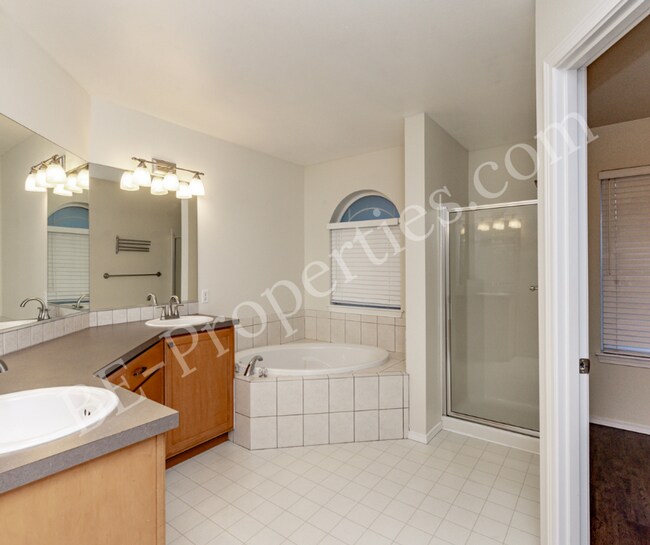 Building Photo - Puyallup Home