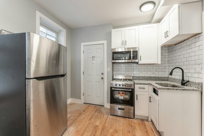 Primary Photo - 1624 W Beach Ave