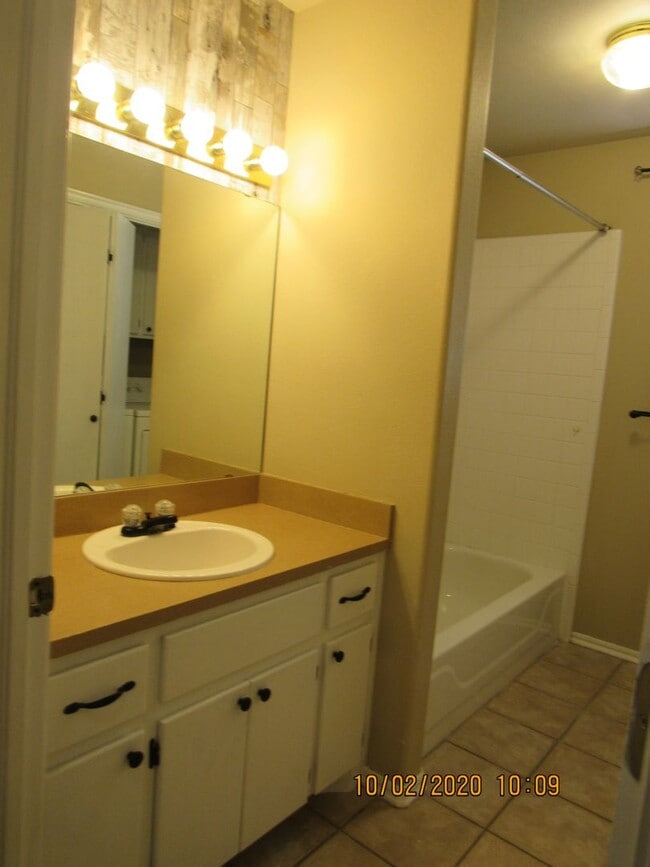 Building Photo - Great Eastside Home!