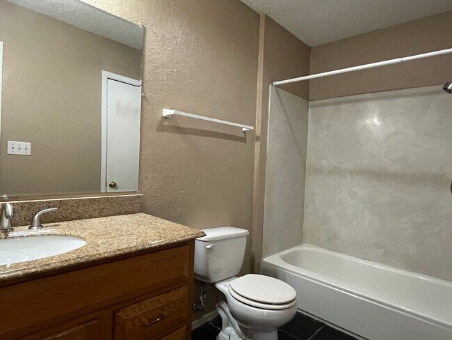 Building Photo - 3/1.5 Townhouse in Great location