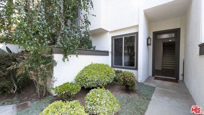 Building Photo - 1696 Palisades Dr