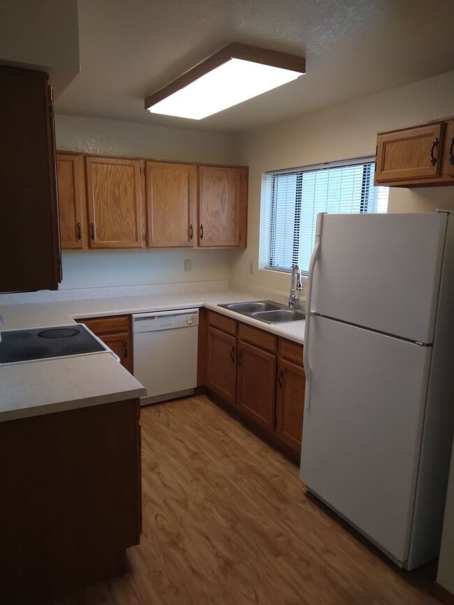 Building Photo - 937 W Madera Ln