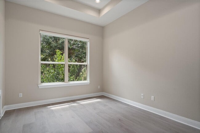 Building Photo - 242 Wellington Dr