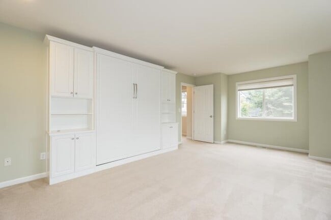 Building Photo - 4 bedroom in Kirkland WA 98033