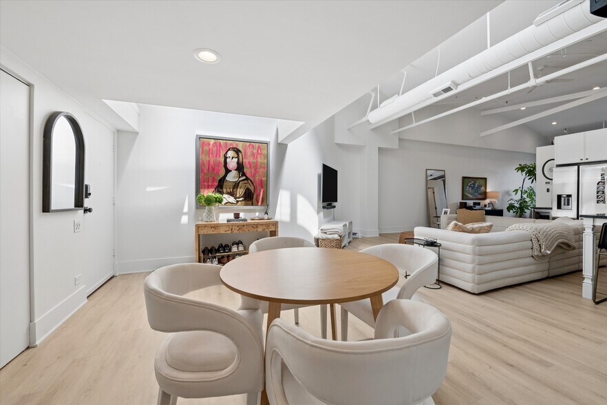 Building Photo - 1000 W Diversey Pky