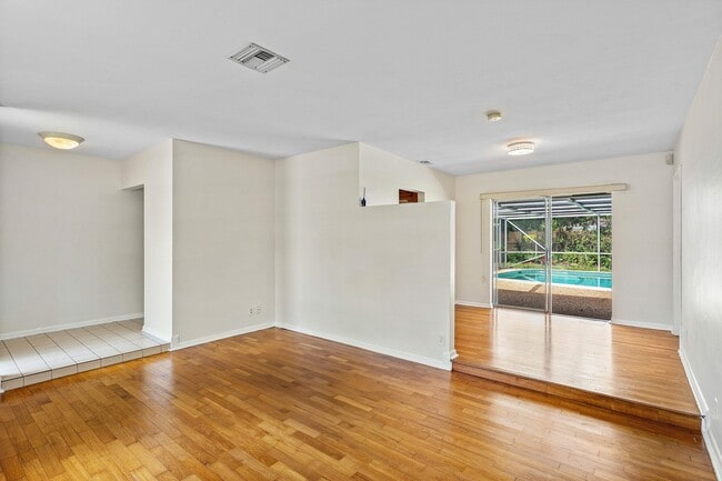 Building Photo - 931 NW 9th Ct