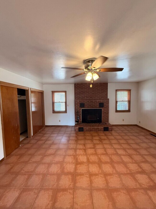 Building Photo - 1124 S Bruce Ave