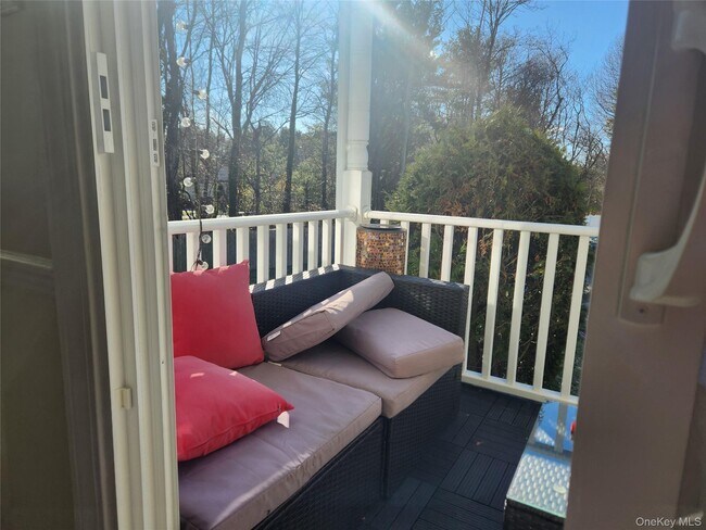 Building Photo - 334 Artist Lake Dr