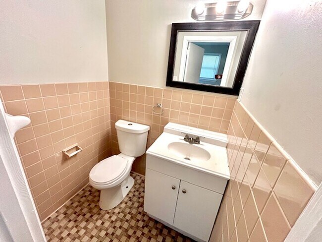 Building Photo - 3902 Lakeview Dr NW