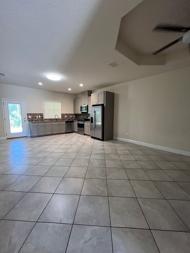 Building Photo - Charming 3 bedroom, 2 bathroom dulplex loc...
