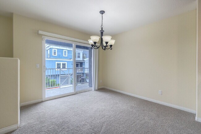 Building Photo - Spacious 2BR/2.5BA Townhome in the desirab...