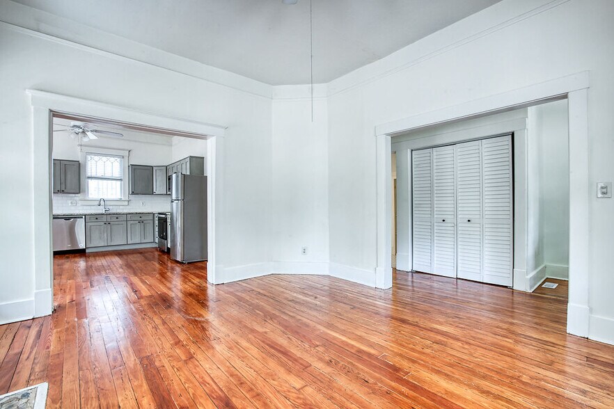 Building Photo - 301 W 32nd St