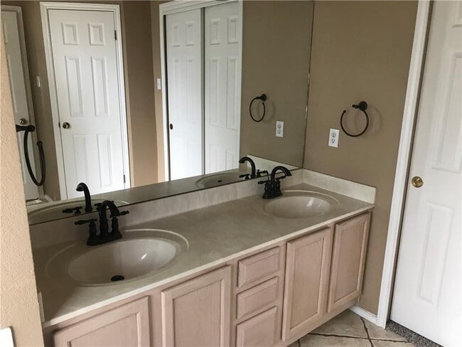Building Photo - 2109 Lobelia Dr