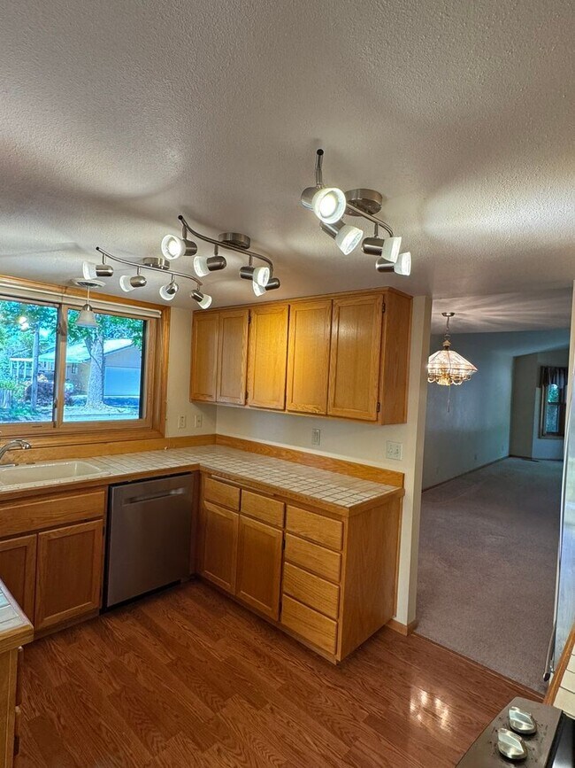 Building Photo - Beautifully landscaped 3 bed/2 bath home in Springfield
