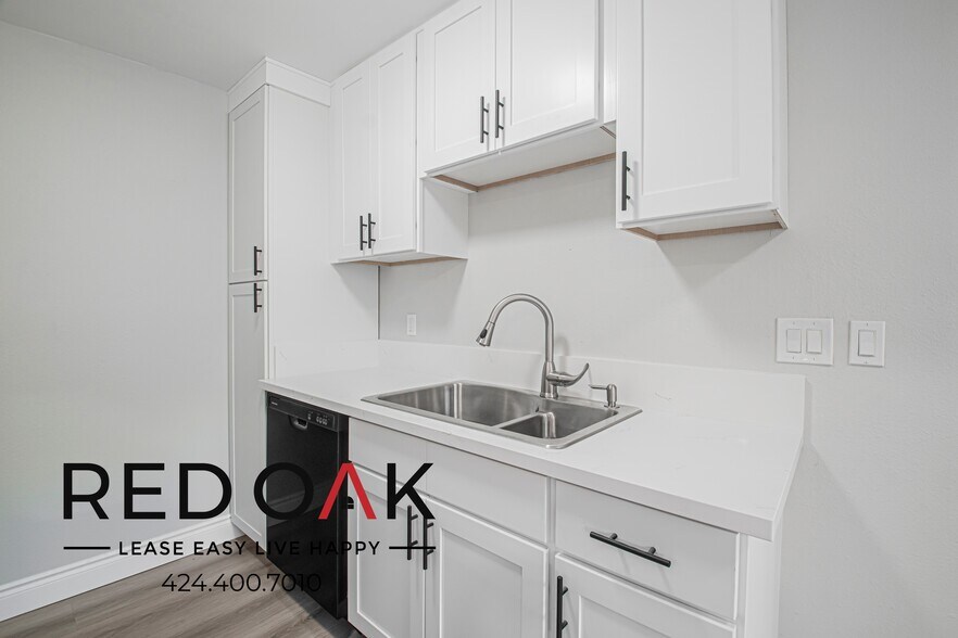 Building Photo - 821 N Wilcox Ave