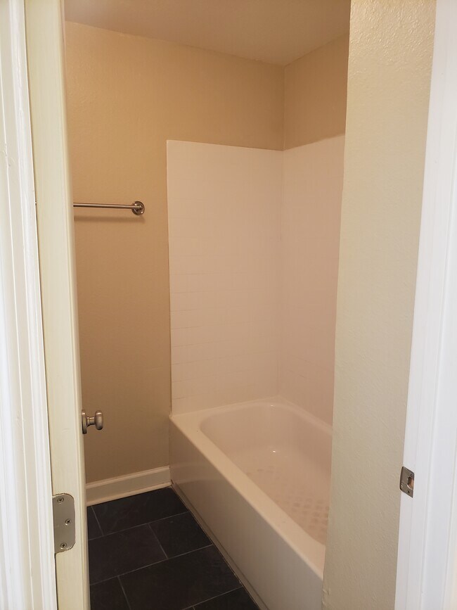 Building Photo - 2071 Dixie Belle Dr