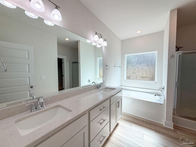 Building Photo - 220 Camellia Dr