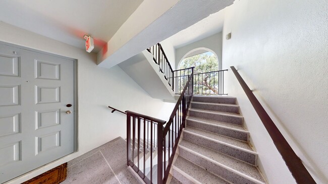 Building Photo - Beautiful 2 Bed / 2 Bath in Palm Club Vill...