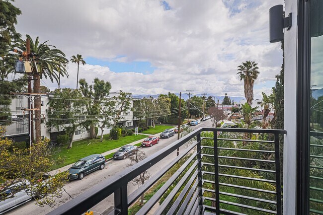 Building Photo - Modern 4 Bed / 3 Bath Townhome with Privat...