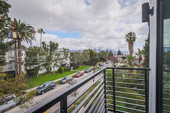 Building Photo - NEW CONSTRUCTION LUXURY 4 BED TOWNHOMES WITH ROOF DECKS