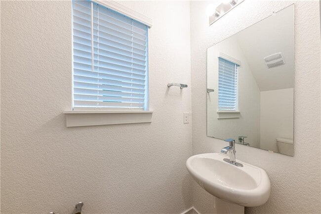 Building Photo - 1040 Winnsboro Lp