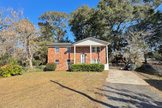 Building Photo - AVAILABLE JANUARY 2026! (Pet Friendly)