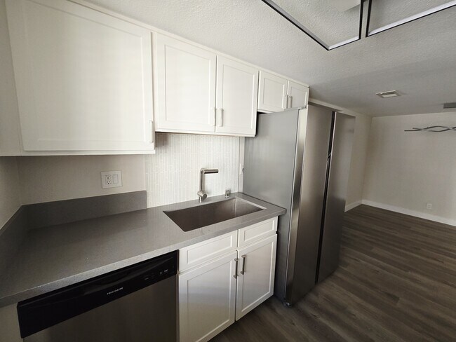 Building Photo - 5260 River Glen Dr