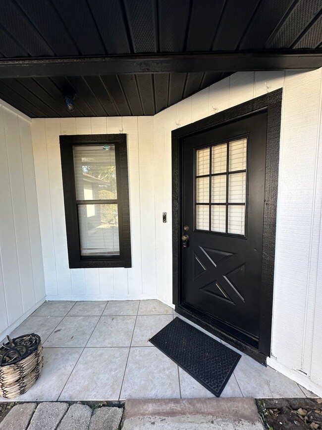 Building Photo - Lovely home on huge corner lot, near UCF!