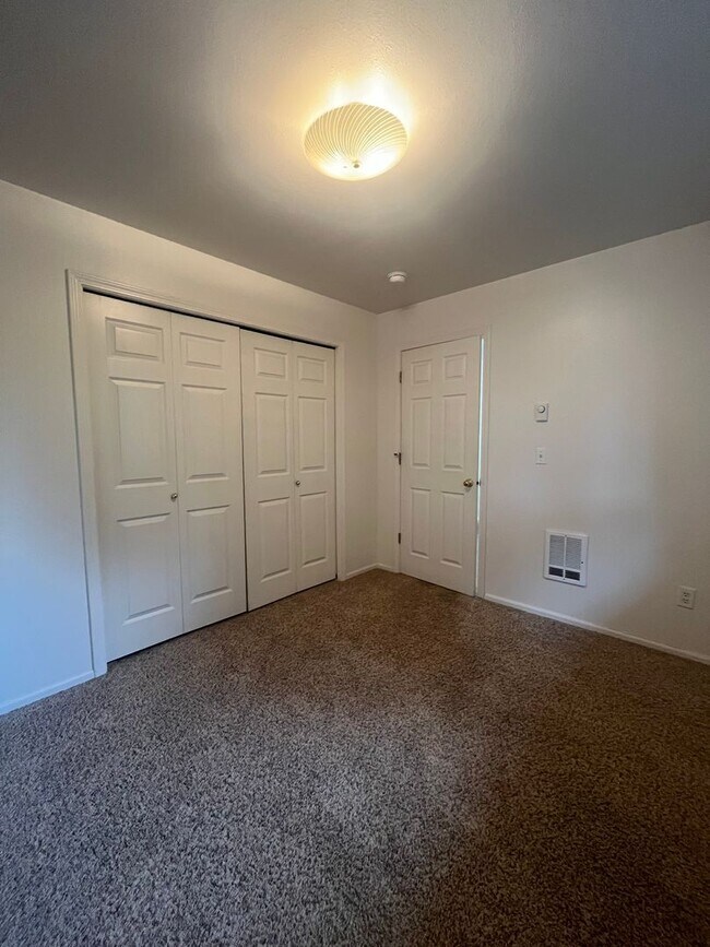 Building Photo - 2-Bedroom 1-Bathroom Apartment in 3 unit b...