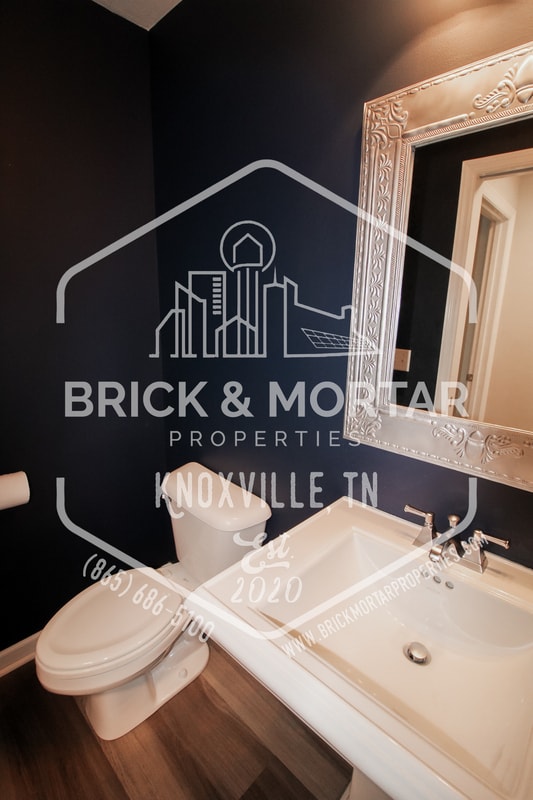 Building Photo - 900 Glendower Way