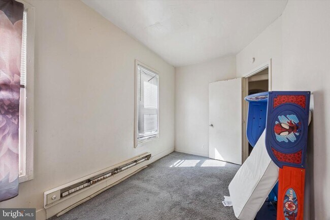 Building Photo - 13 E 21st St